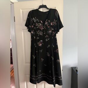 Ann Taylor black floral dress pleated fit & flare midi short sleeve buttons 6
